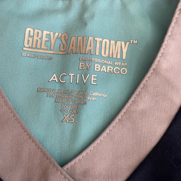 Greys Anatomy by Barco scrubs top - Picture 3 of 3